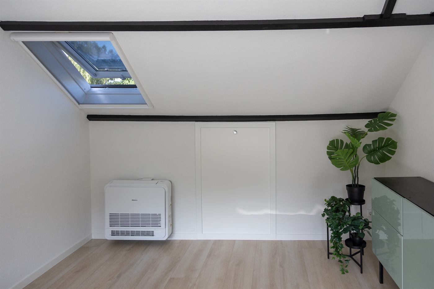 Airco vloermodel geplaatst op een zolderkamer in Assen