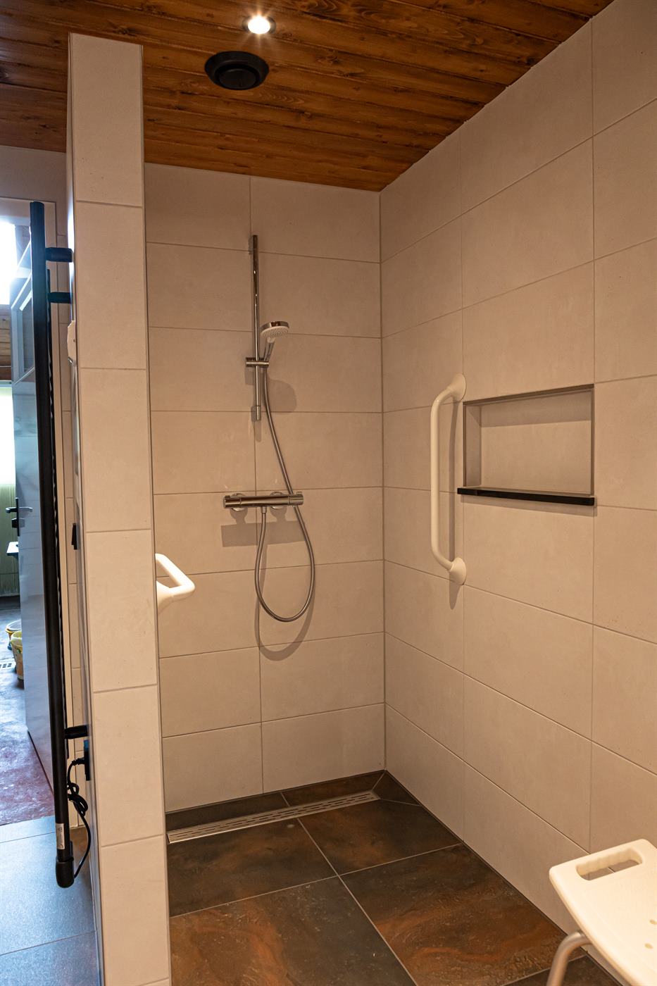 Badkamer met ligbad en douchecombinatie