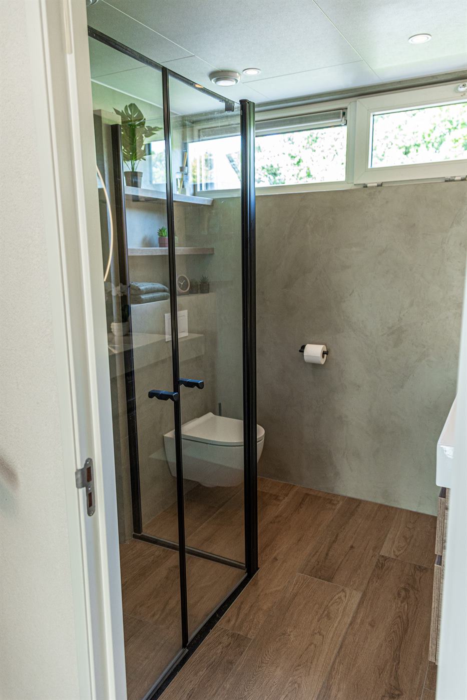 Douche met glaswand en zwart profiel