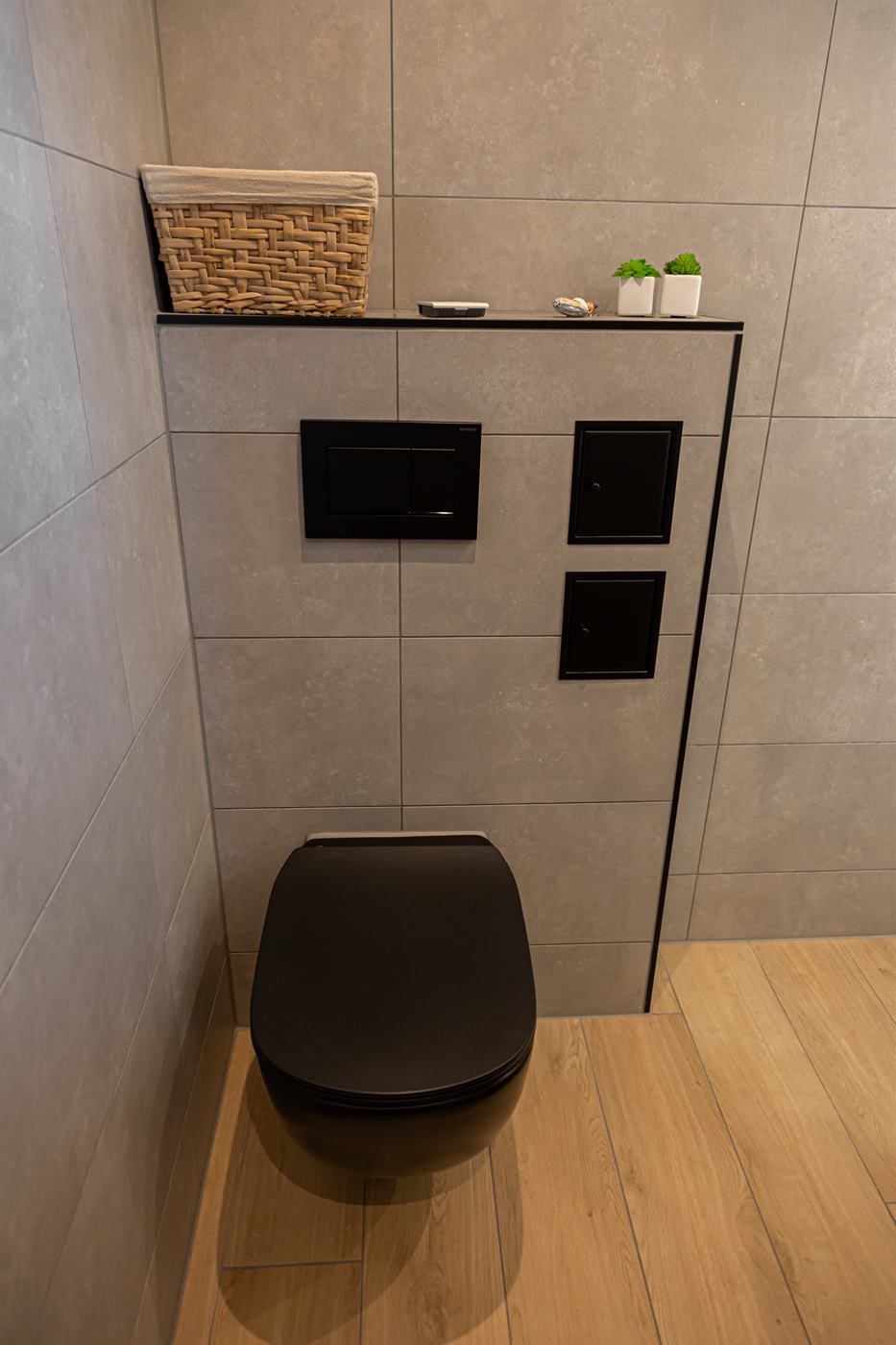 Toilet met nis en zwarte accessoires